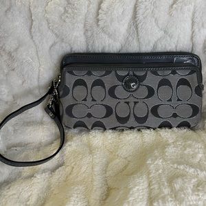 EUC COACH WRISTLET PATENT LEATHER AND CANVAS IN GRAY